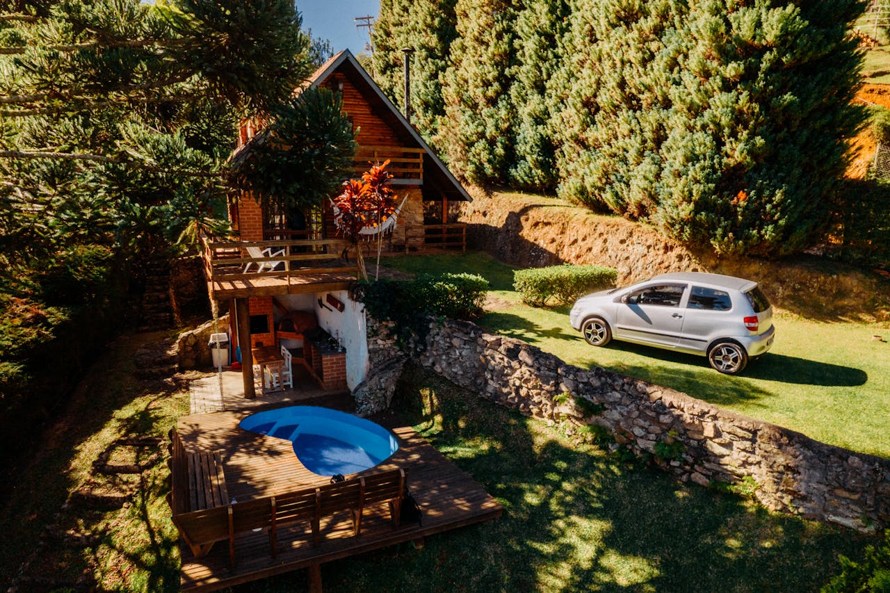 Cozy bungalow with a pool surrounded by lush trees in São Bento do Sapucaí, Brazil.